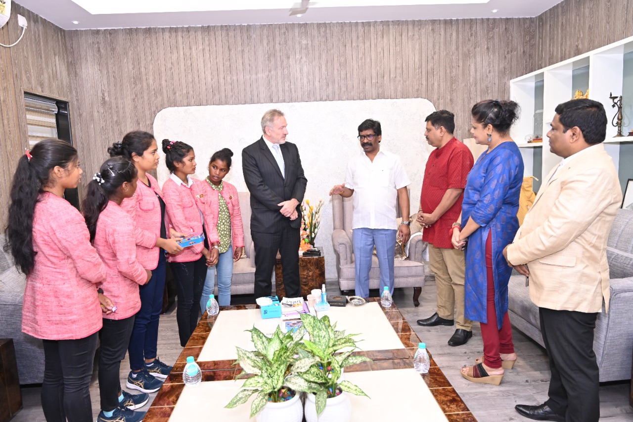 अमेरिका से लौटी राज्य की 5 महिला हॉकी खिलाडियों ने सीएम से की मुलाकात