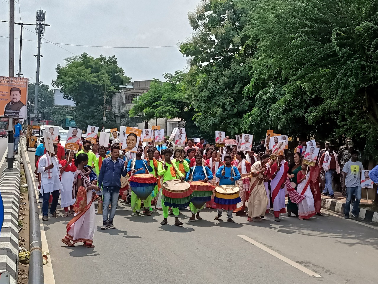 द्रौपदी मुर्मू के राष्ट्रपति निर्वाचित होने पर राजधानी के सड़कों पर ढोल-नगाड़ों की थाप पर खूब झूमें आदिवासी