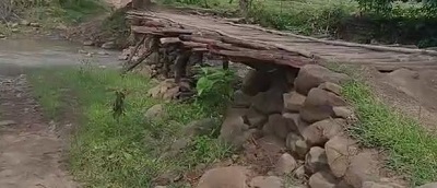 श्रमदान कर लकड़ी का पुल बनाने को मजबूर लोग, कहा- इसे ही मान लिया है किस्मत