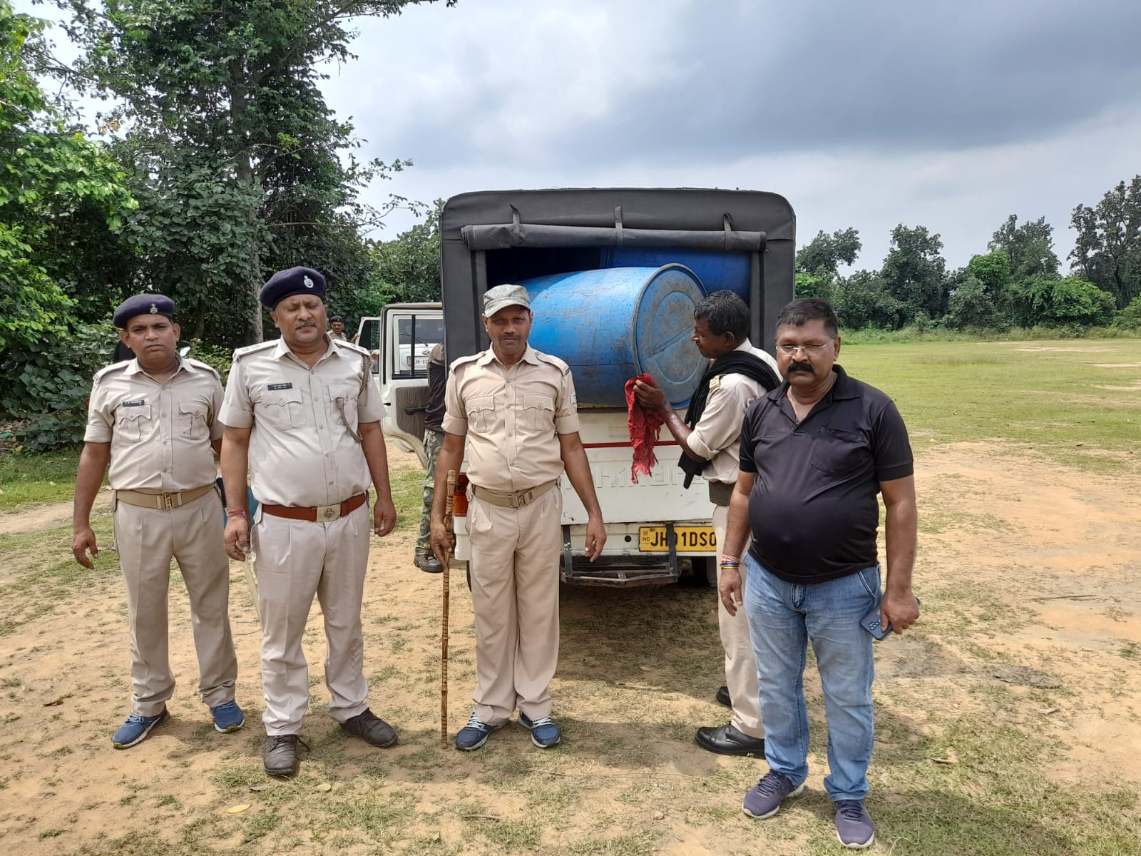 धनबाद के जोड़ापोखर में शराब की दो भट्ठियां ध्वस्त, शराब की गई नष्ट