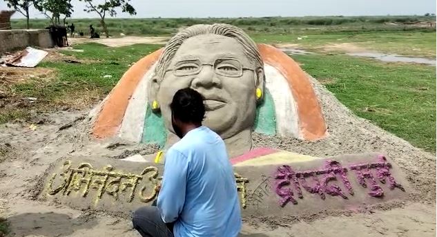 छपरा में द्रौपदी मुर्मू को अनोखे अंदाज में किया गया सम्मानित, सैंड आर्टिस्ट ने बनाया सैंड आर्ट
