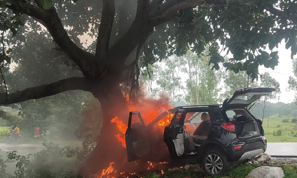 पेड़ से टकराने के बाद कार में लगी आग, बाल-बाल बचे डॉक्टर  