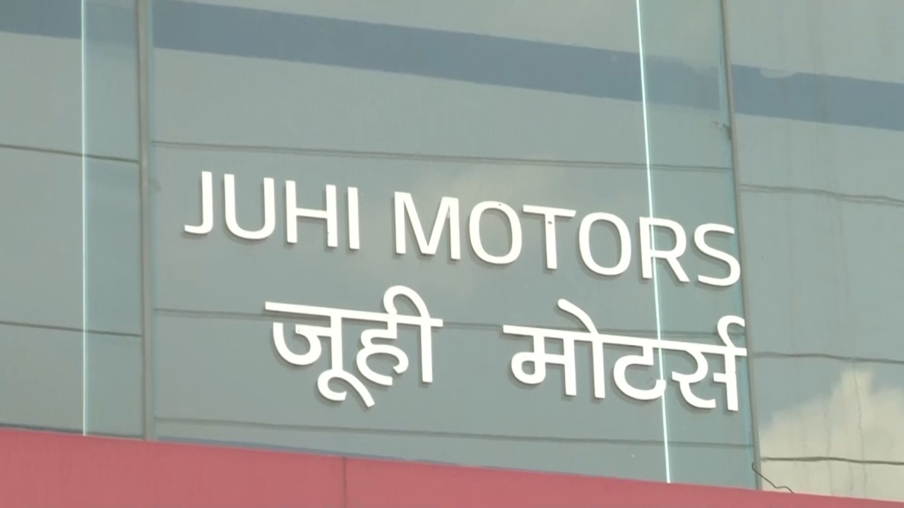 धनबाद में शोरूम पर बमबाजी मामला : 50 लाख की रंगदारी नहीं देने पर बम से हमला,सीसीटीवी में कैद हुए अपराधी