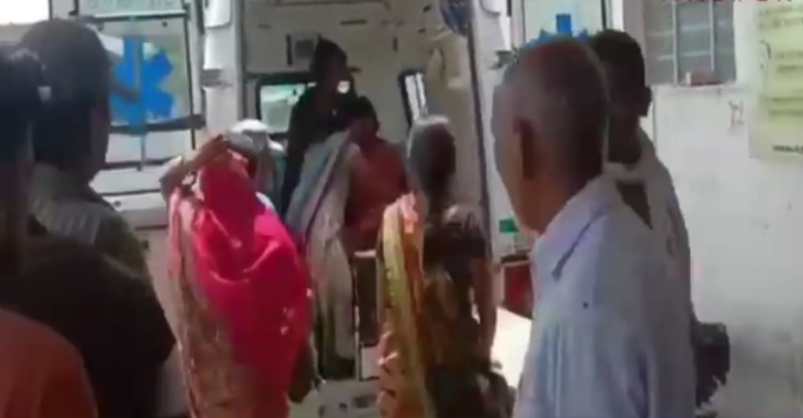 लोहे के तार पर कपड़े डालते ही आईं दो महिलाएं करेंट की चपेट में, एक की हालत गंभीर