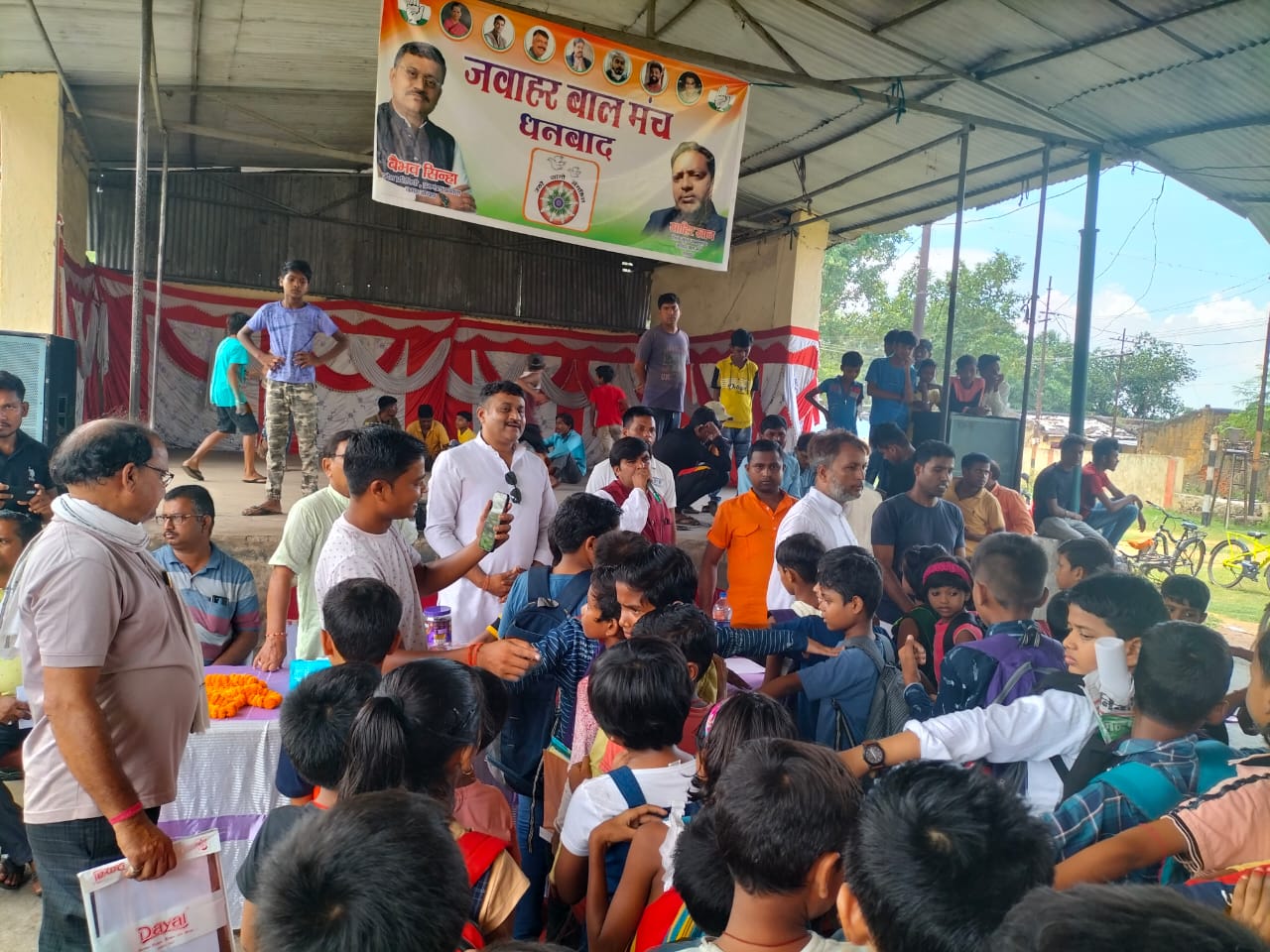 मुनीडीह में बच्चों ने बनाई चित्रकला, पाया पुरस्कार 