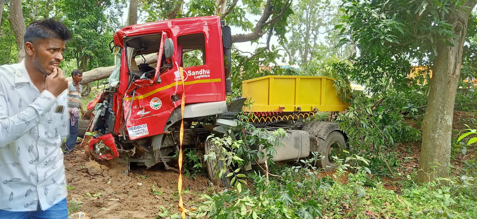 चालक को आई झपका, सड़क किनारे पेड़ से जा टकराई ट्रेलर, मौके पर चालक की मौ'त