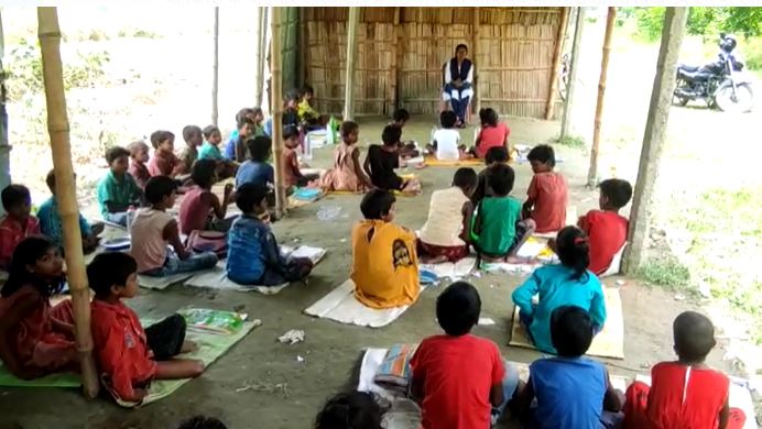 SAHARSA: बांसबाड़ी में चलता है स्कूल, तपती धूप में बच्चे पढ़ने को मजबूर