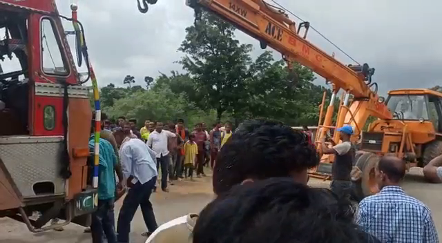 ट्रक की चपेट में आने से महिला की मौ'त, एक घायल