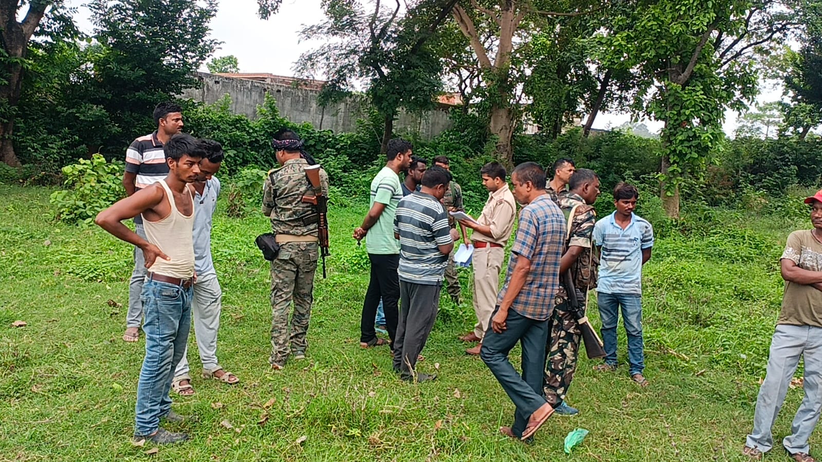 DHANBAD: बापू नगर में अलसुबह पेड़ से लटका मिला श'व , जाँच में जुटी पुलिस