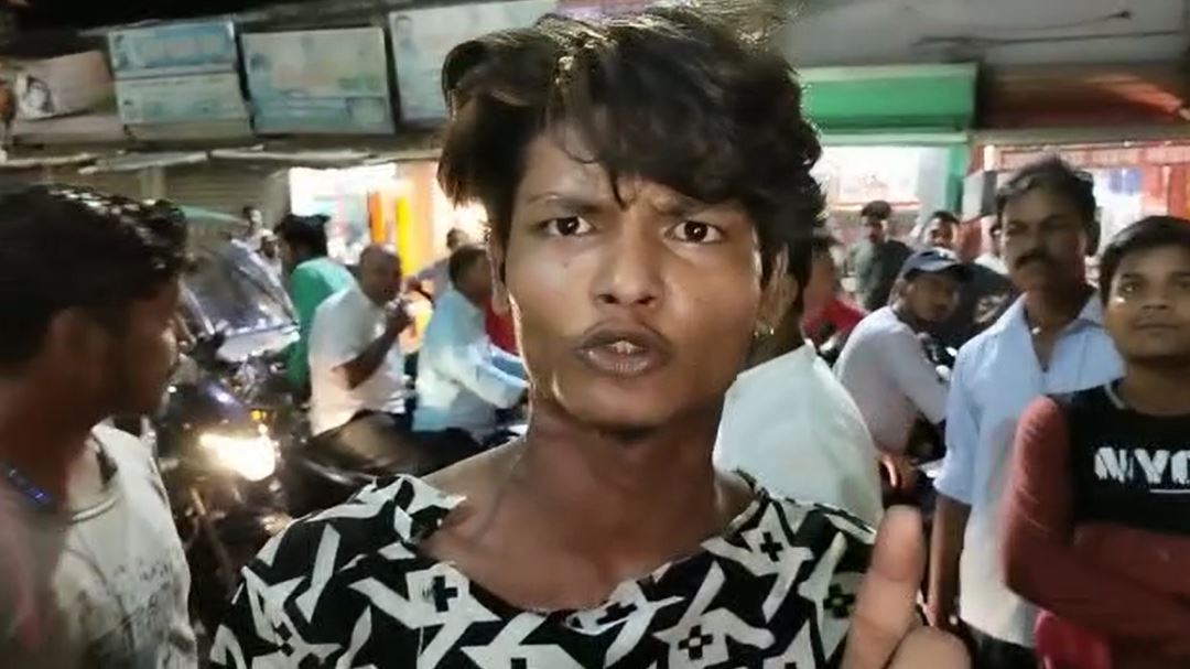 युवती के साथ छेड़खानी करना मनचले युवक को पड़ा महंगा, लोगों ने कर दी जमकर धुनाई 