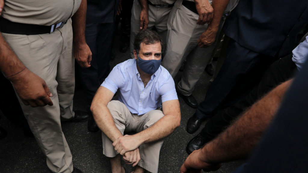 राहुल गांधी को दिल्ली पुलिस ने लिया हिरासत में, सोनिया गांधी से पूछताछ के विरोध में दे रहे थे धरना