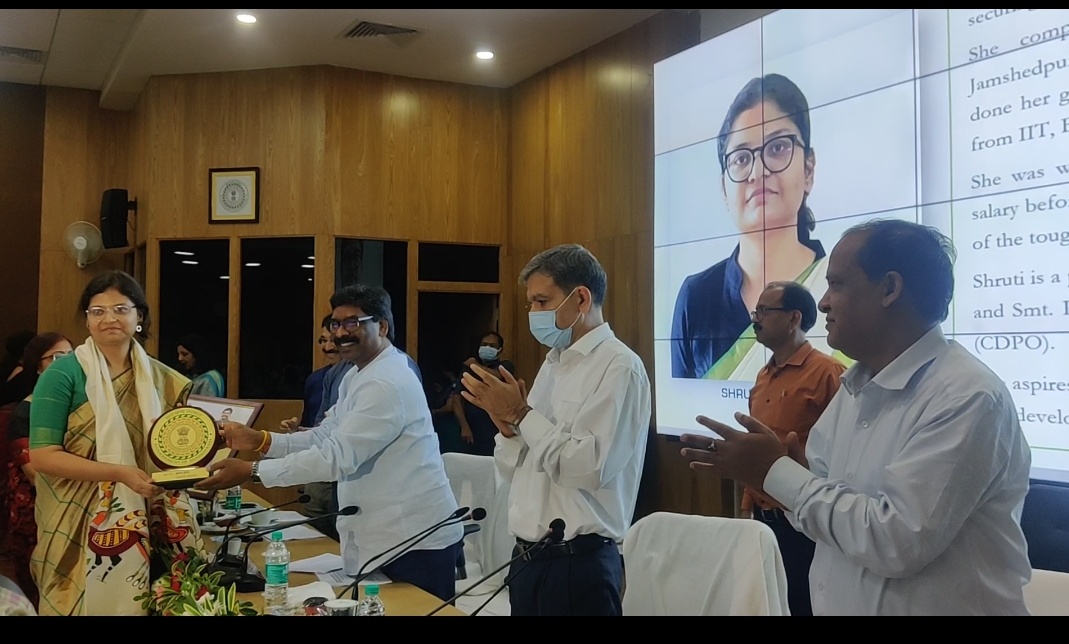 राज्य के 26 यूपीएससी परीक्षा में सफल अभ्यर्थियों को सीएम हेमंत सोरेन ने किया सम्मानित