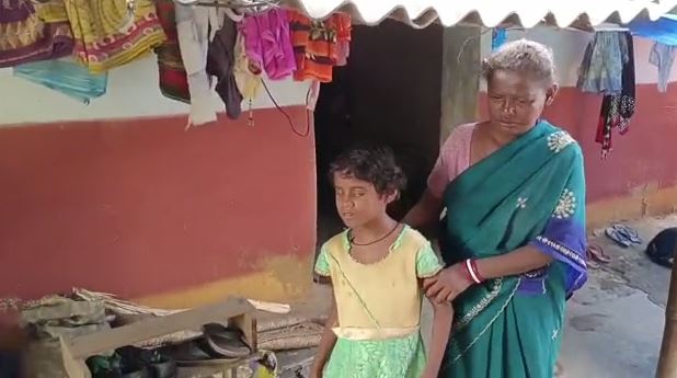 दिव्यांग बच्ची की पढ़ने की ललक तो देखिए, कहानी जानकर आंखों में आ जाएंगे आंसू  