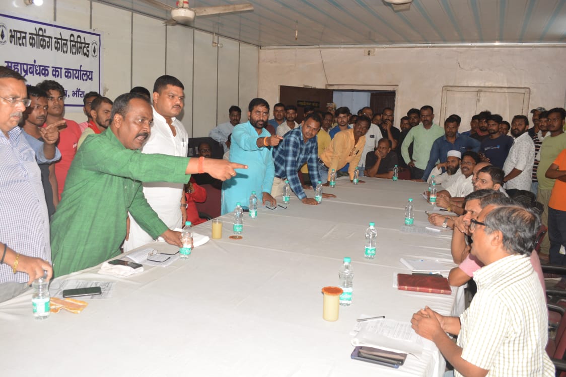 BIG BREAKING -BCCL के जीएम पर फेंका गया बोतल और ग्लास, माहौल तनावपूर्ण 