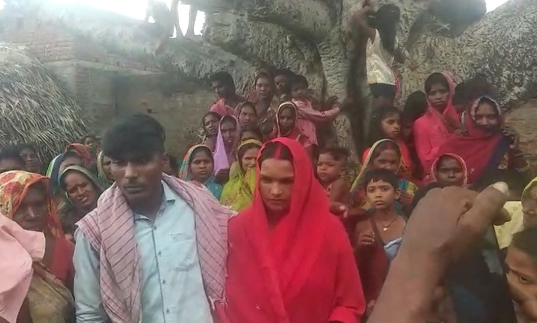 शादीशुदा प्रेमिका से मिलने गए युवक की ग्रामीणों ने की पिटाई, मामला थाने पहुंचा तो क्या हुआ आगे, जानिये