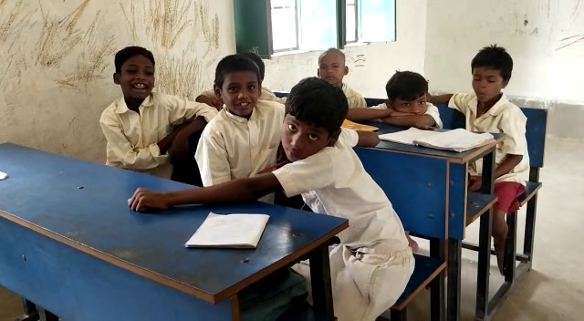 कोडरमा : स्कूल से शिक्षक मिले नदारद, बच्चों को न उनका नाम पता और ना ही प्रधानमंत्री और मुख्यमंत्री का