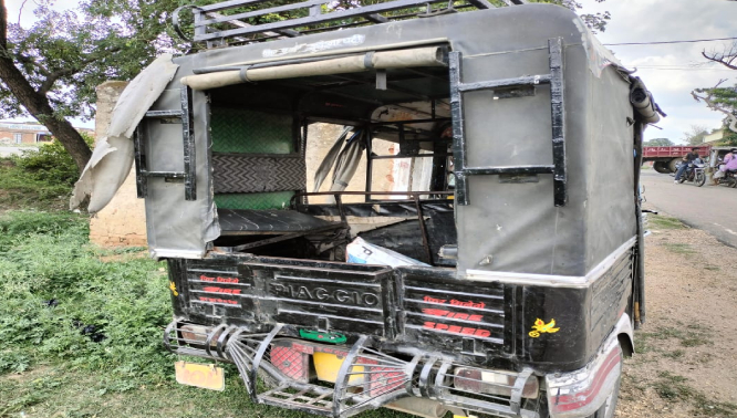 टेंपो और बाइक की टक्कर में 6 घा'यल, दो लोग रिम्स रेफर