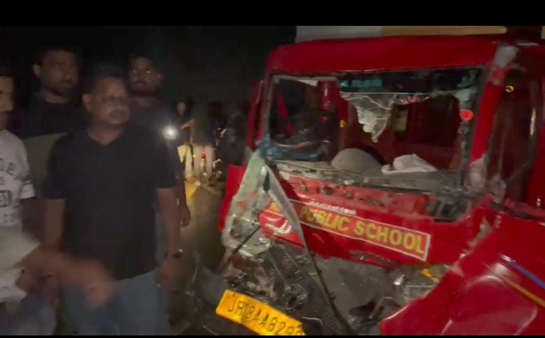 खड़ी पिकअप वैन में मैजिक वाहन ने मारी टक्कर, छह यात्री गंभीर, रेफर