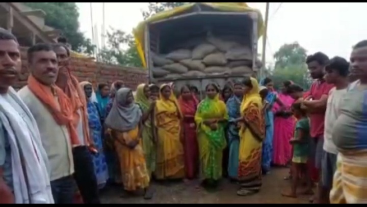 एफसीआई चावल की कालाबाजारी करते डीलर को ग्रामीणों ने दबोचा, मिनी ट्रक में लदा 50 क्विंटल से अधिक अनाज जप्त