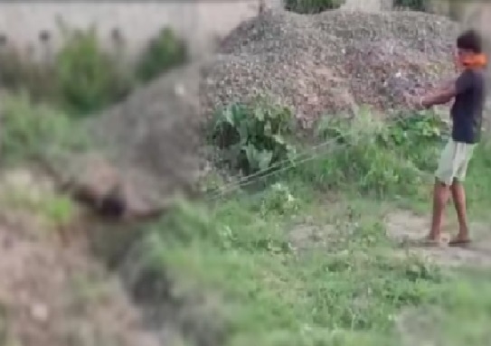 बेगूसराय में पुलिस की अमानवीय हरकत, रस्सी से बांधकर घसीटते हुए ले गए युवक का श'व 