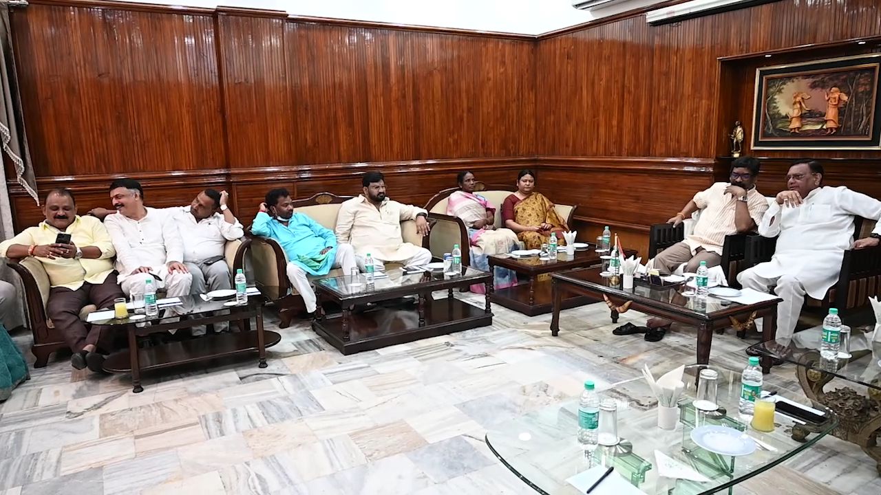 अफवाहों पर विराम ज़्यादातर कांग्रेसी विधायक बैठक में हुए शामिल