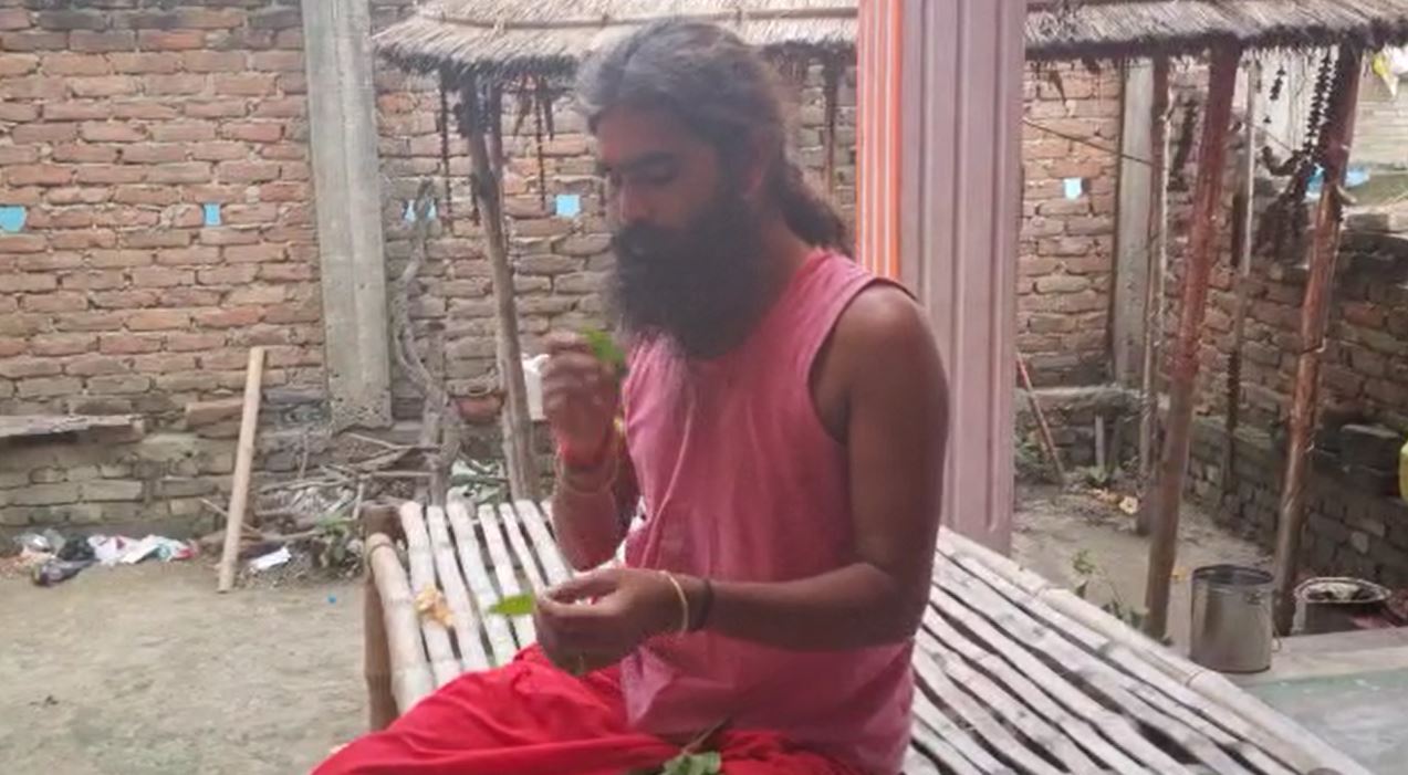छपरा:  12 वर्षों से बेलपत्र खा कर जिंदा हैं ये संत, जानिए इनकी कहानी 