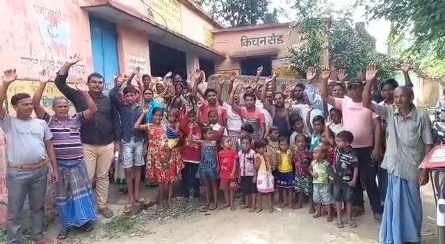 शिक्षा विभाग की लापरवाही के कारण पढ़ाई से दूर हो रहे बच्चे, परेशान अभिभावकों ने किया हंगामा