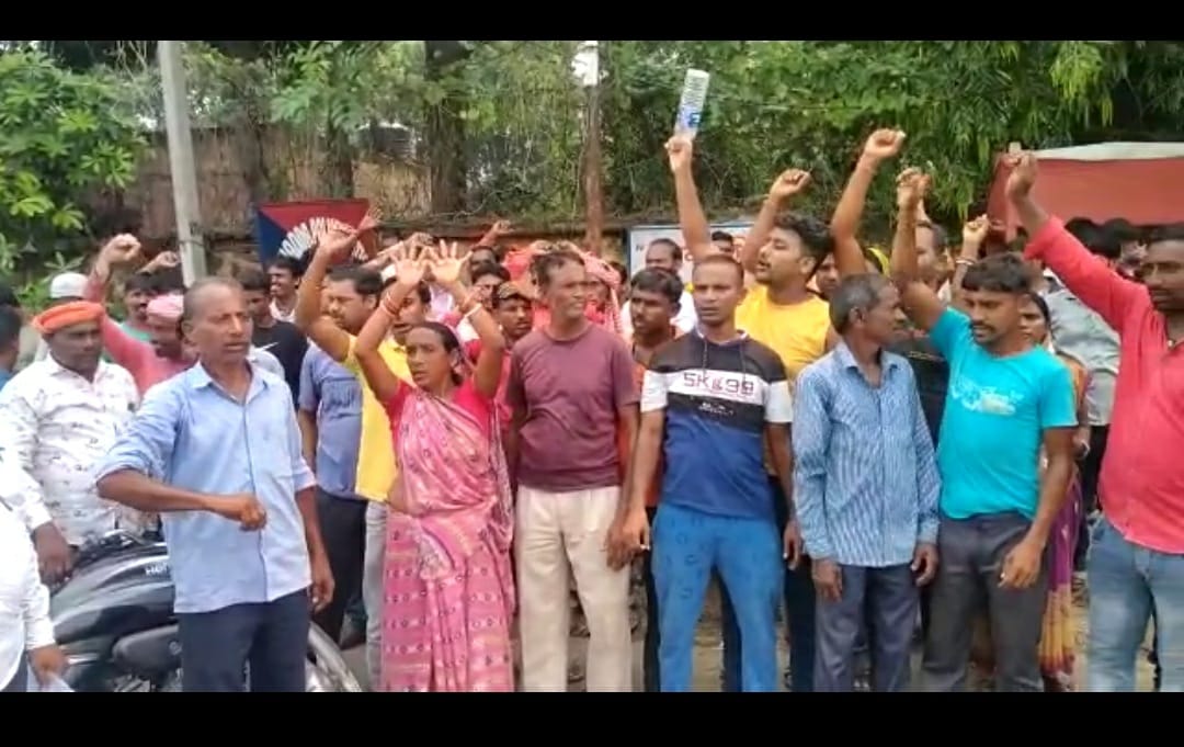 दबंगों पर कार्रवाई के लिए घेरा बरवड्डा  थाना ,आश्वासन पर माने 