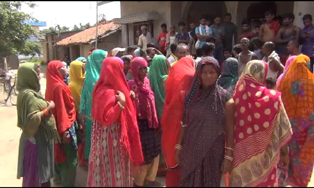 लोन देने के नाम हुआ फर्जीवाड़ा, भोली-भाली दर्जनों महिलाओं के नाम पर निकाल लिया गया लोन   