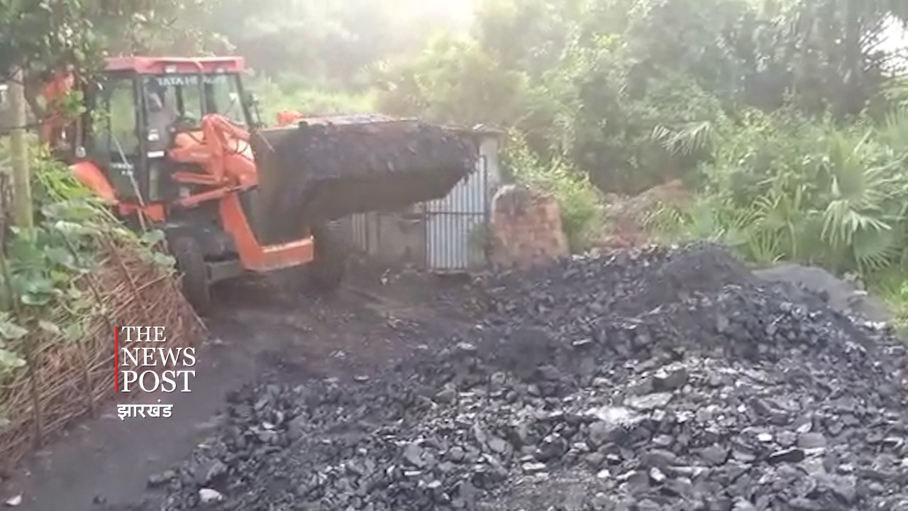 अवैध कोयला अड्डे पर पुलिस का छापा, 25 ट्रैक्टर अवैध कोयला जब्त