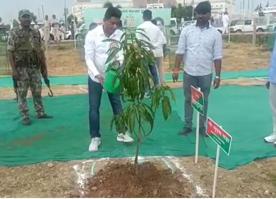 विधायक भूषण बाड़ा और विक्सल कोंगाडी ने पौधरोपण कर पर्यावरण संरक्षण का दिया संदेश