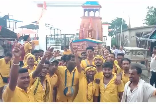 कोलकाता के कांवरिये 130 किलो का विशाल कांवर लेकर पहुंचे अजगैबीनाथ धाम, इसकी खास विशेषता जानिये