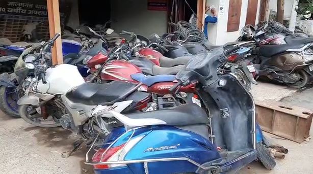 राजधानी पटना के पुलिस थाने कबाड़खाने में हुए तब्दील, वाहनों की लगी भीड़  