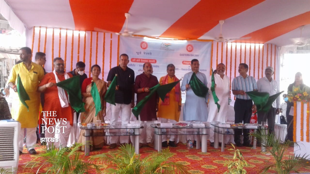 बैधनाथ धाम से गोवा के लिए ट्रेन का हरी झंडी लगा कर रेल मंत्री ने किया रवाना, बाबूलाल और सांसद रहे मौजूद