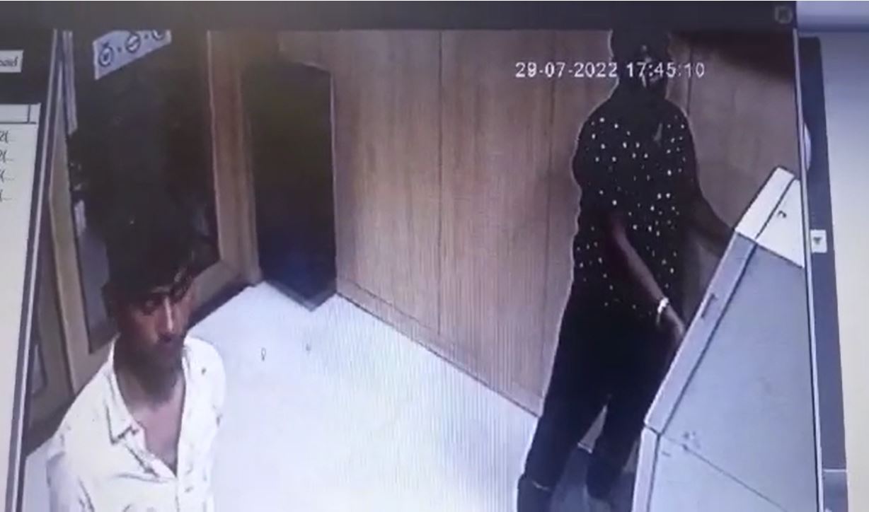 ATM लुटेरों के मंसूबों पर फिरा पानी, दो को लोगों ने पकड़ा, एक फरार