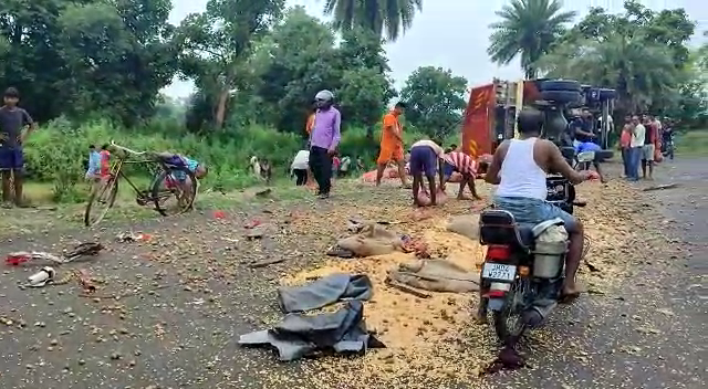 आलू लूटने की मची होड़, जानिये कहां का है ये मामला