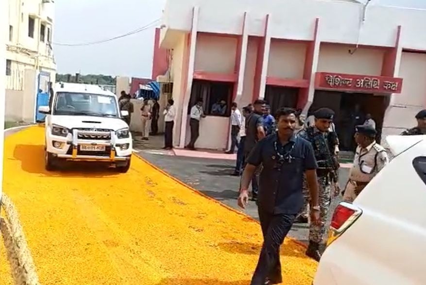 अमित शाह के आने पर पटना में बिछी फूलों की कालीन, जिसपर चली उनकी कार