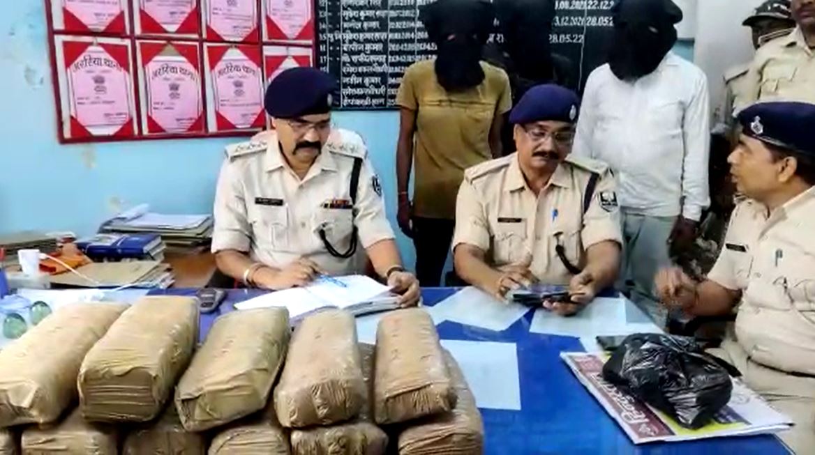 अररिया: 35 किलो गांजा के साथ तीन तस्कर गिरफ्तार, एक फरार