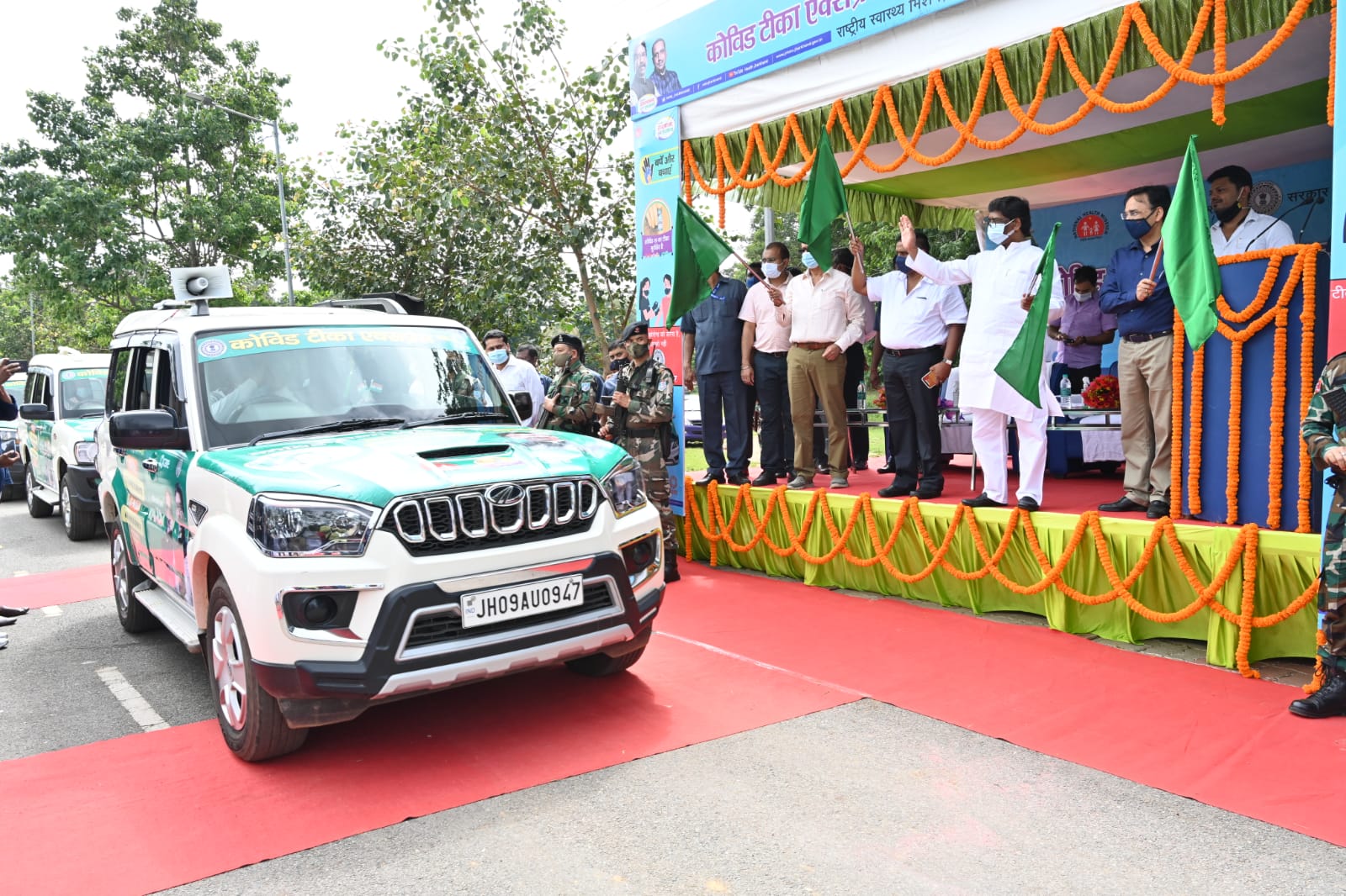 आप वैक्सीन नहीं ले पाएं हैं तो परेशान ना हो, अब आपके द्वार पर पहुंचेगा टीका एक्सप्रेस, सीएम ने हरी झंडी दिखा किया रवाना