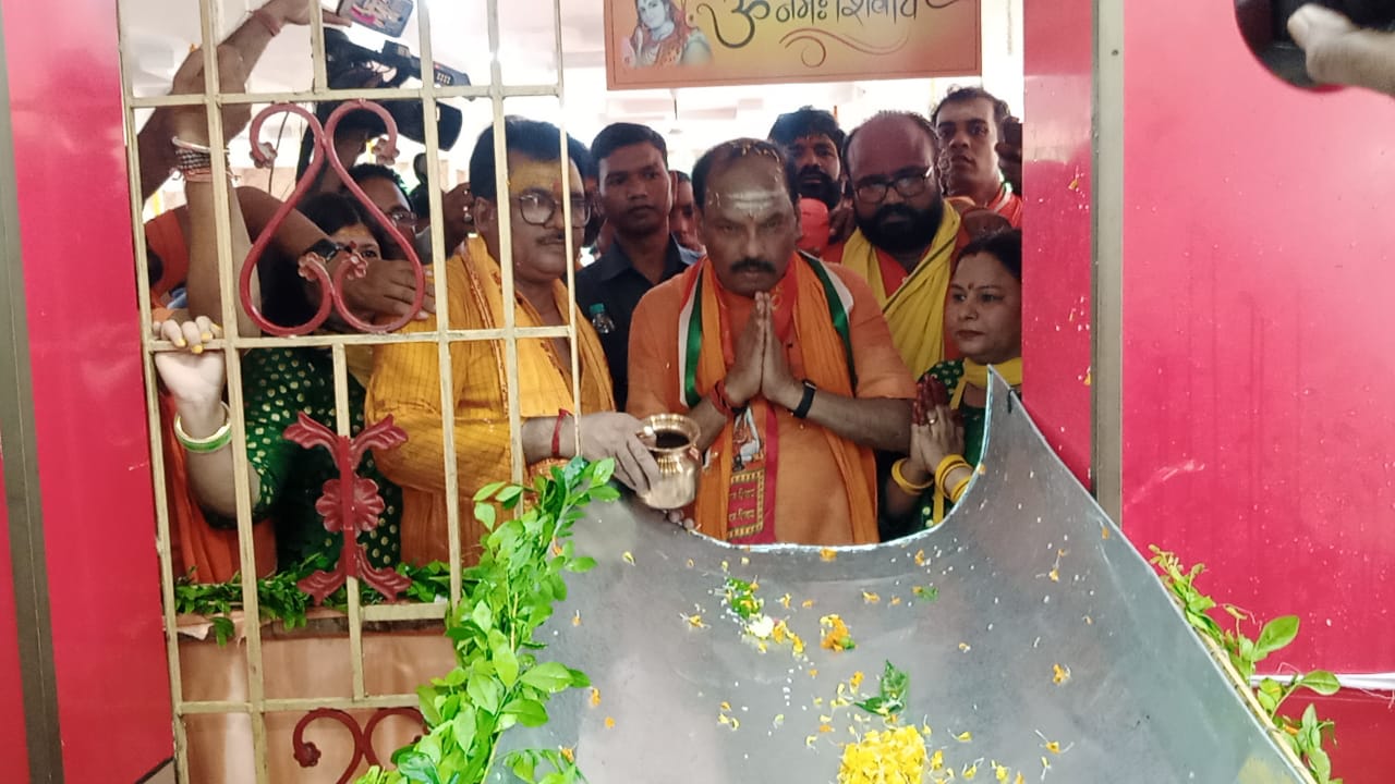 जलाभिषेक यात्रा की अगुवाई करते हुए कांवड़ियों संग सूर्य मंदिर धाम पहुंचे रघुवर दास- जानिये क्या कहा