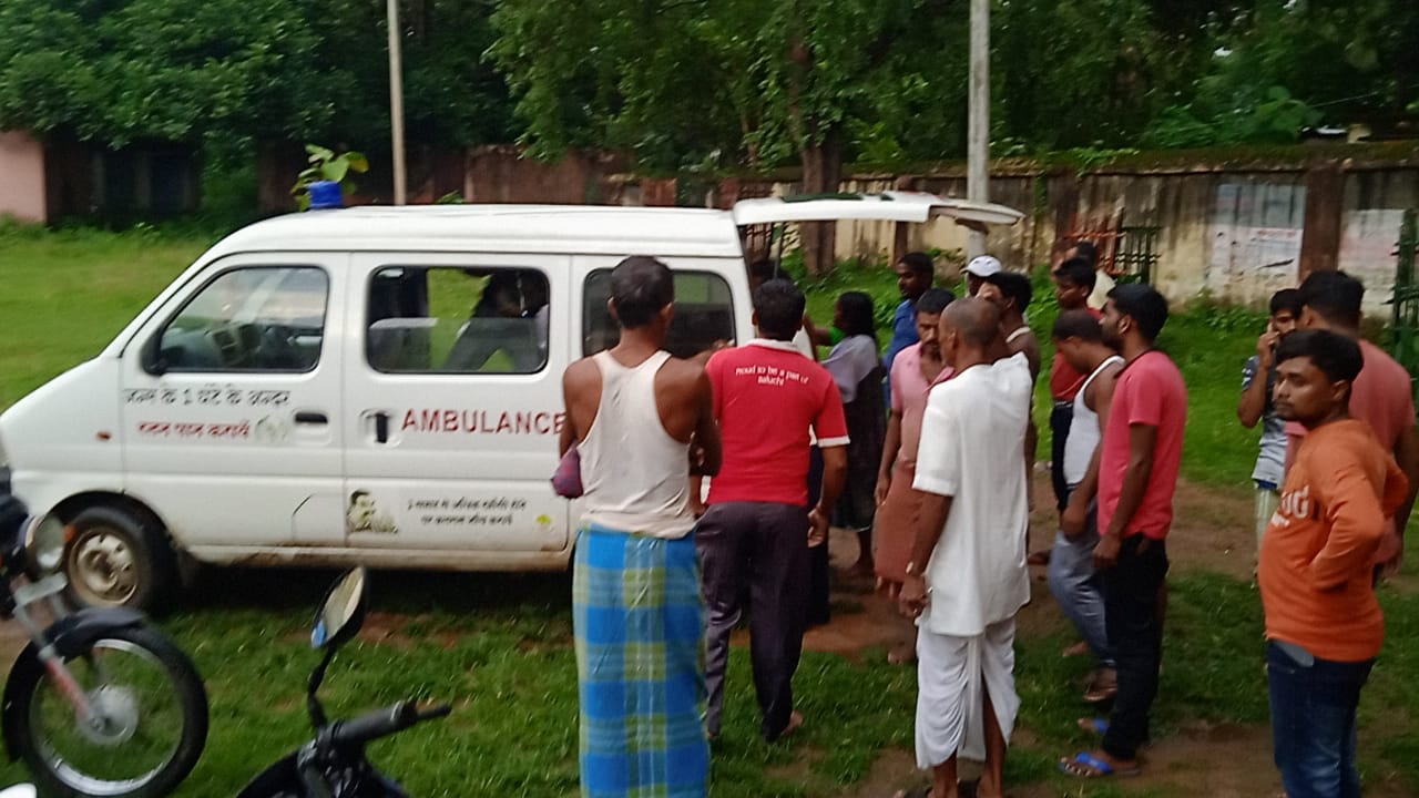 बारिश में नहाने के दौरान  वज्रपात की चपेट में आने से 2 बच्ची की  मौत, 1  गंभीर