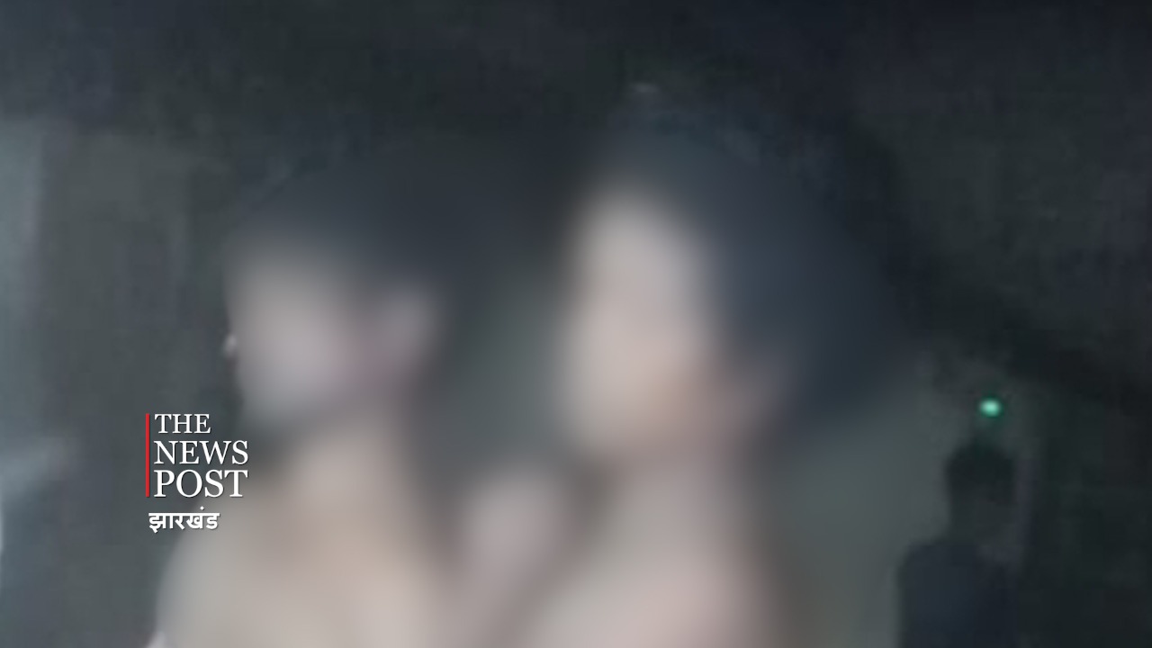 शर्मनाक ..! शादीशुदा प्रेमी युगल को ग्रामीणों ने निर्वस्त्र कर  पूरे गांव में घुमाया, क्या है माज़रा ..देखिये ये रिपोर्ट