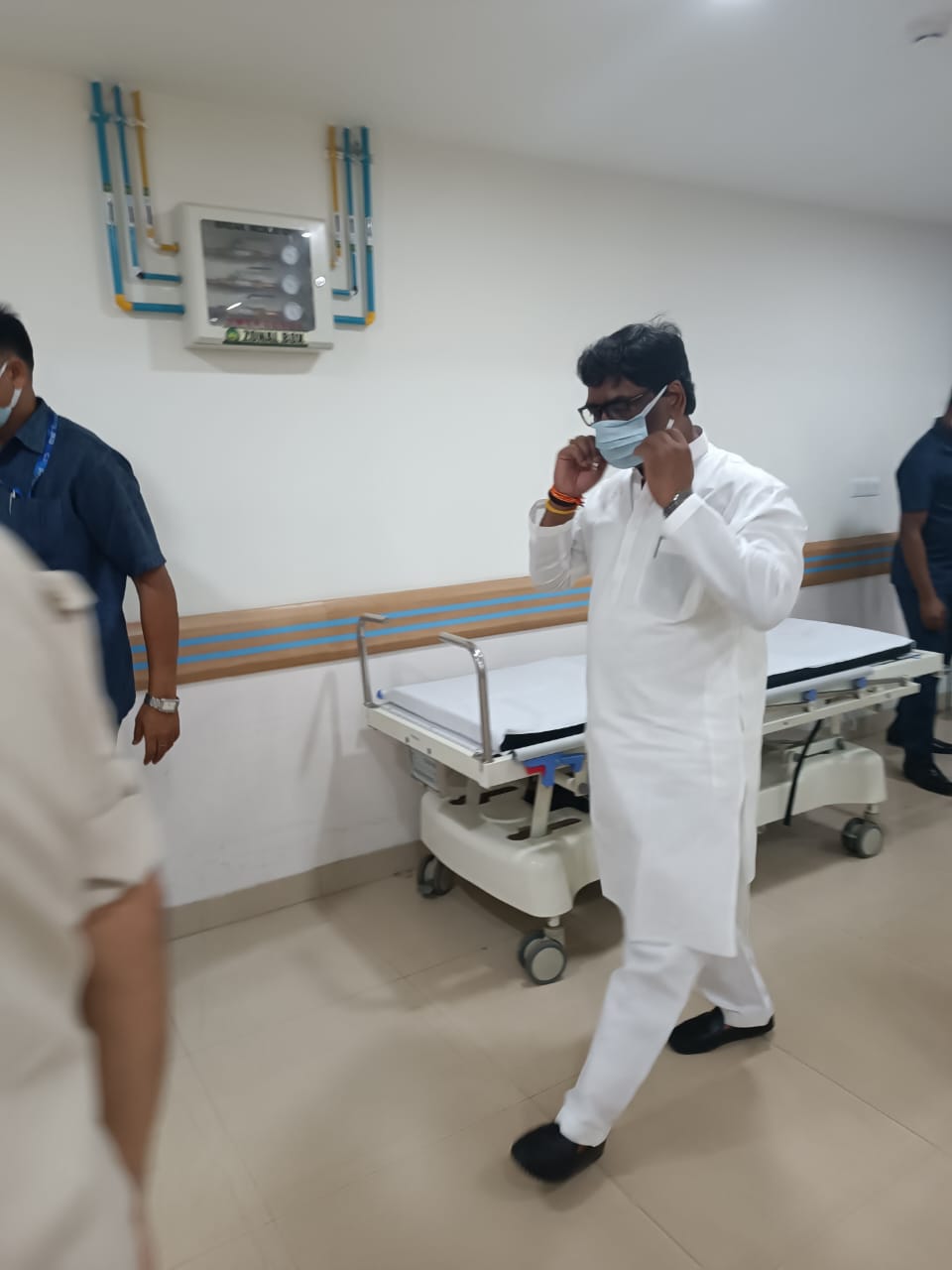 बीमार शिक्षा मंत्री से मिलने पहुंचे सीएम हेमंत सोरेन, चेन्नई के डाक्टरों के संपर्क में थे पारस के डॉक्टर