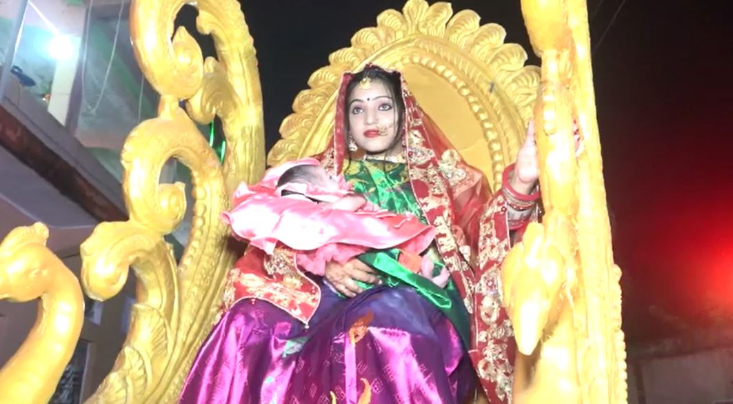 वर्षों बाद घर में बिटिया ने लिया जन्म तो परिवार ने अस्पताल से डोली में बिठाकर लाया घर 