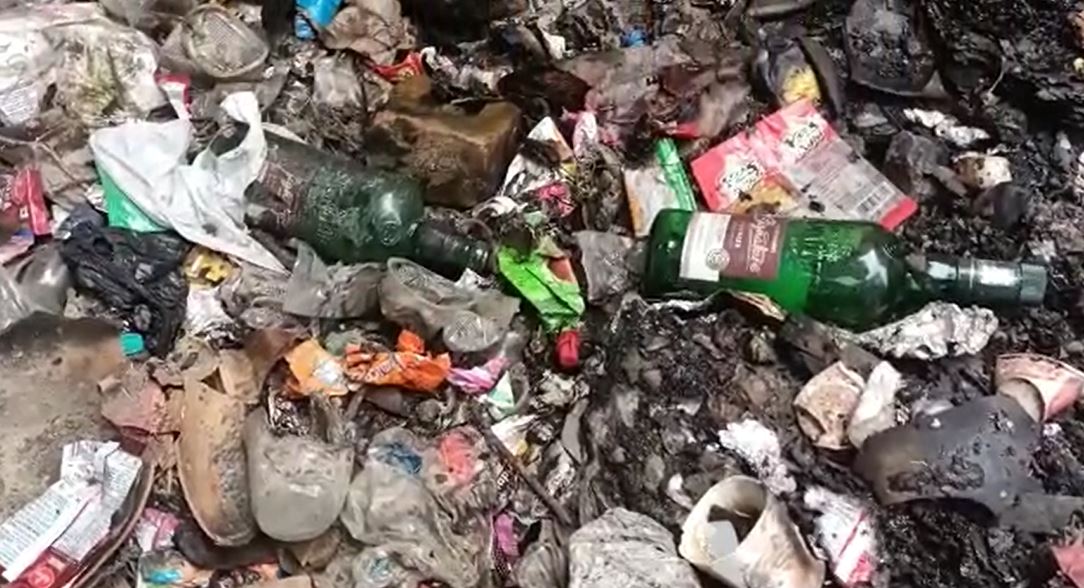 तस्वीर कूड़ेदान की नहीं, यह एक सरकारी स्कूल का प्रांगण है- जानिये कहां का है मामला