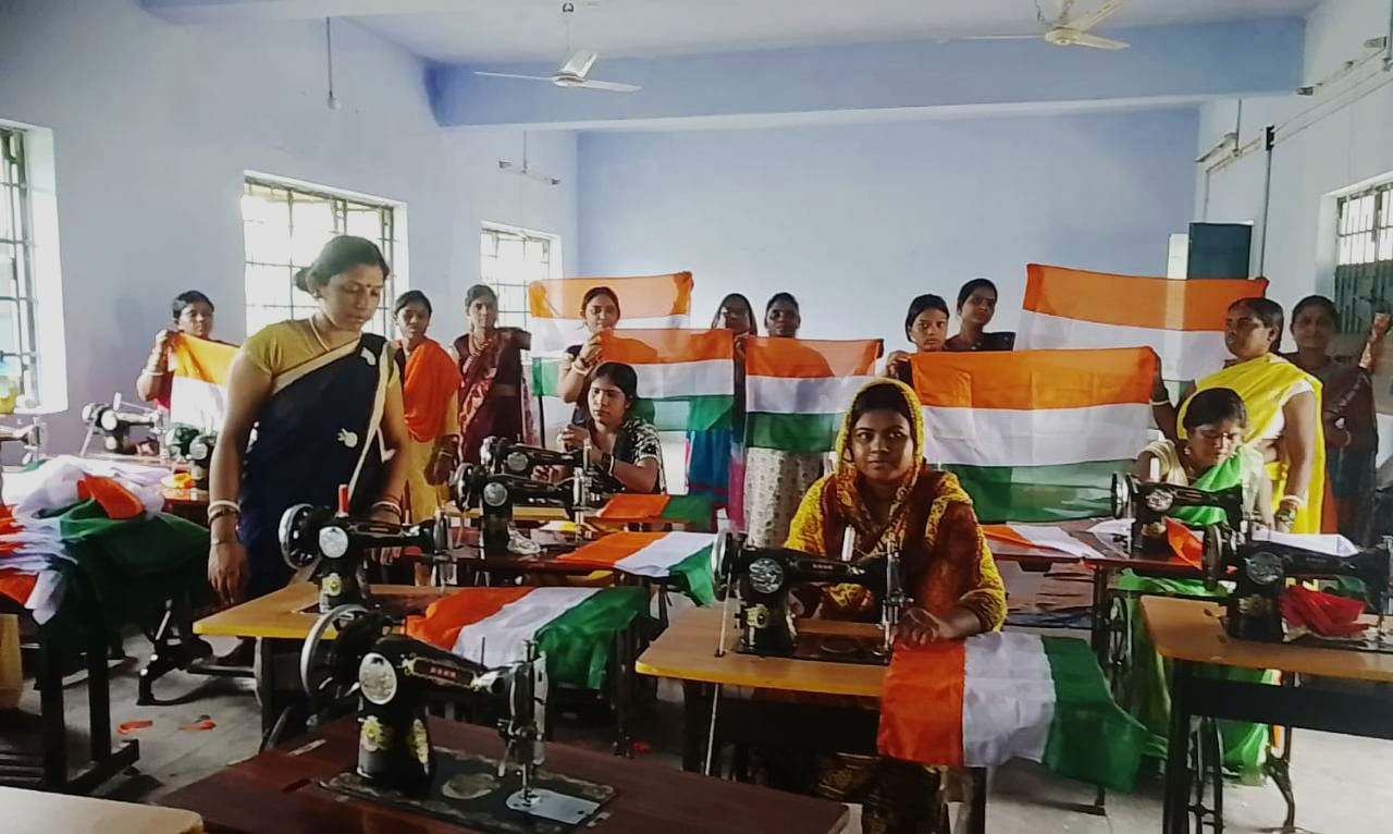हर घर तिरंगा अभियान के लिए महिलाएं बना रहीं राष्ट्रीय ध्वज