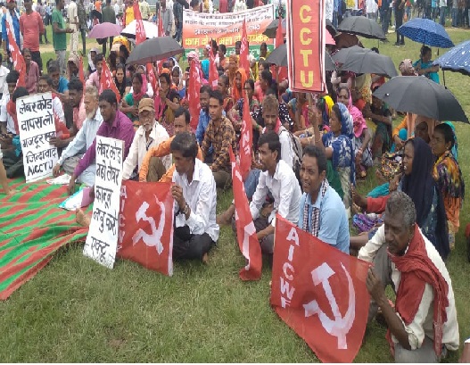 असेंबली के समक्ष धरनारत प्रदर्शनकारी बोले- मजदूरों की भुखमरी नेताओं पर नोटों की बरसात