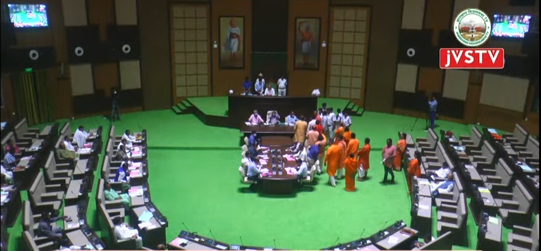 सदन के अंदर भाजपा के नेताओं के शोर-शराबा के बिच जनसमस्याओं का सवाल जवाब का दौर जारी