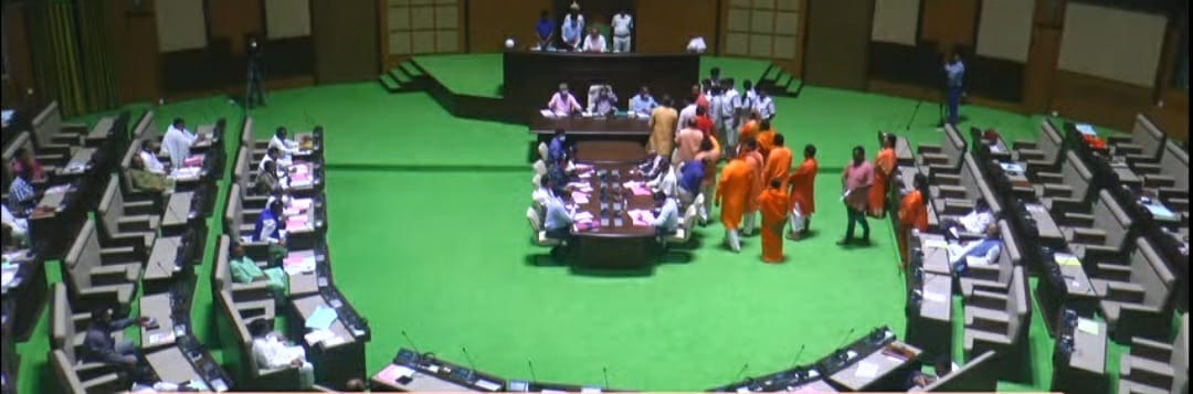 भाजपा के विधायकों ने सरकार पर स्कूलों के इस्लामीकरण का लगाया आरोप, लगाए बोल बम के नारे