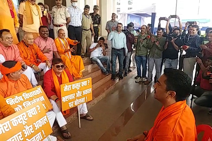 विधानसभा के बाहर भाजपा विधायकों ने खुद ही लगा ली सदन, भानु प्रताप शाही बने स्पीकर  